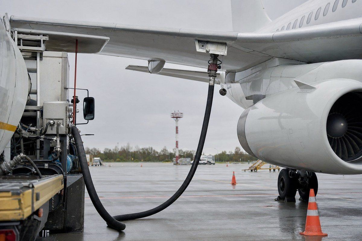 Fuel hose connected under the wing